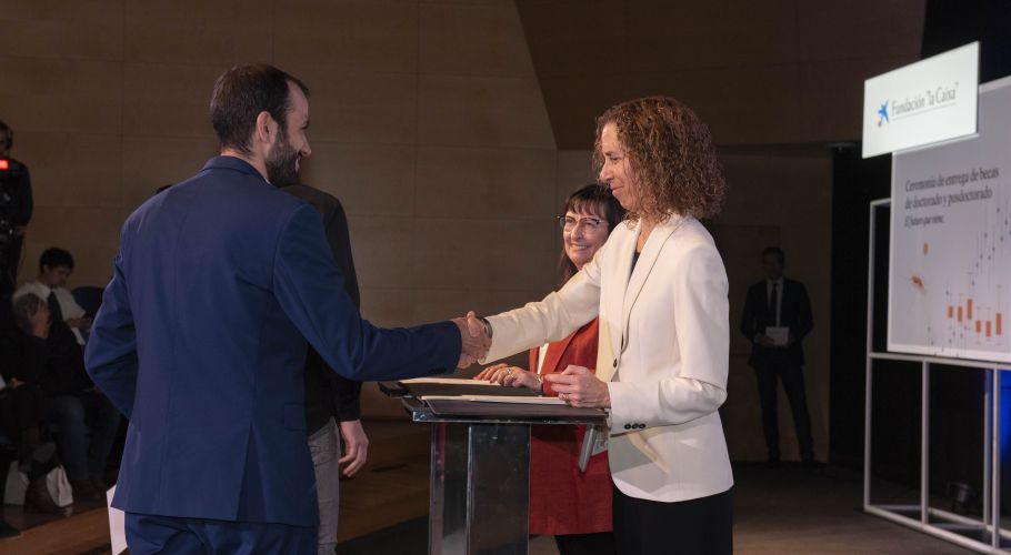 Álex Alarcón González receiving the Junior Leader postdoctoral fellowship. Credits: La Caixa Foundation.