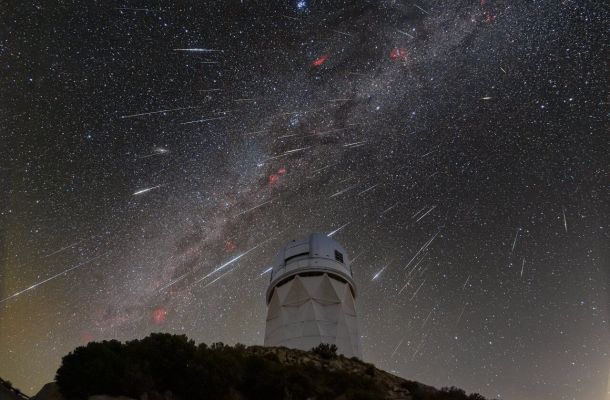 Observaciones del cielo desde el Telescopio Mayal, situado en la imagen, durante la lluvia de estrellas de las Gemínidas en 2023. Créditos: KPNO/NOIRLab/NSF/AURA/R. Sparks.