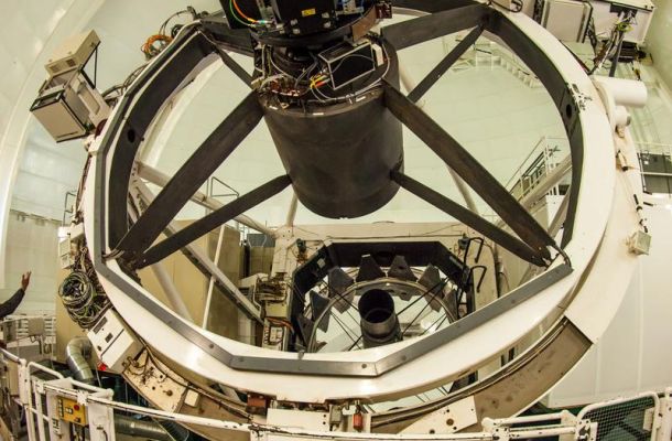La cámara PAUcam instalada en el foco primario del telescopio William Herschel (WHT) en La Palma, España. Créditos: PAUS. 