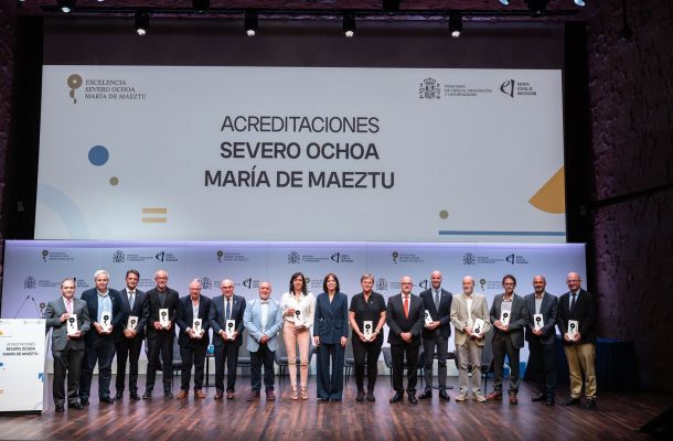 Foto de grupo de los/las directores/as de centros y unidades Severo Ochoa y María de Maeztu aceptando las acreditaciones, entre ellos Diego F. Torres (tercero desde la derecha) en representación del ICE-CSIC, junto a la ministra de Ciencia Diana Morant. Créditos: Ministerio de Ciencia, Innovación y Universidades (MICIU).