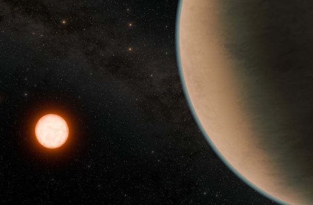 Gliese 12 b, que orbita alrededor de una estrella enana roja fría situada a solo 40 años luz de distancia, promete aportar a los astrónomos más información sobre cómo los planetas cercanos a sus estrellas conservan o pierden sus atmósferas. En este concepto artístico, Gliese 12 b se muestra con una fina atmósfera. Créditos: NASA/JPL-Caltech/R. Hurt (Caltech-IPAC).