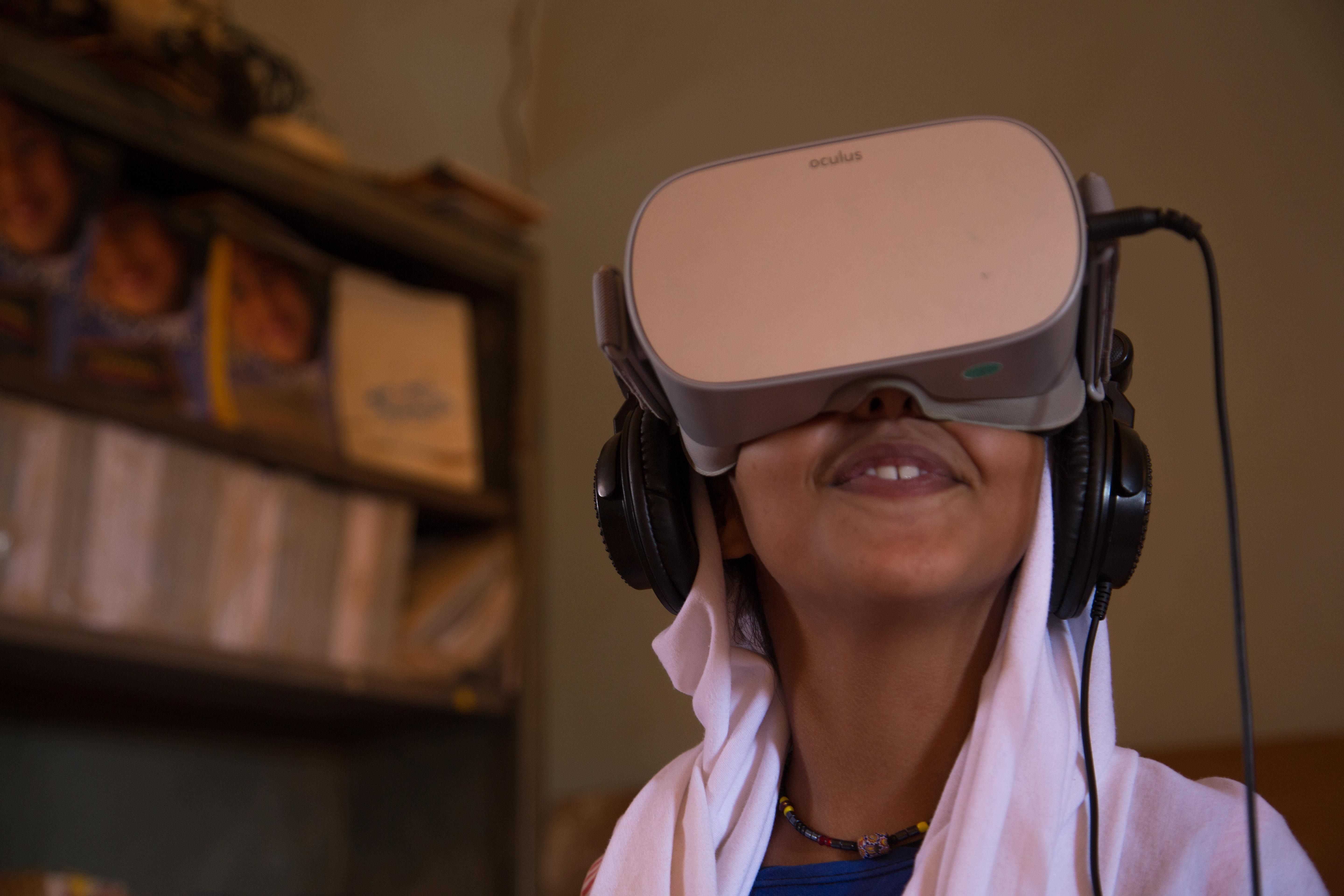 Sahrawi girl attending a VR experience in the framework of the GalileoMobile activities at the Sahrawi Refugee Camps near Tindouf in 2019. Credits: GalileoMobile.