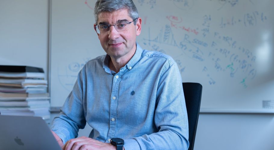 The director of the Institut d'Estudis Espacials de Catalunya (IEEC) and researcher at the Institute of Space Sciences (ICE-CSIC) Ignasi Ribas. Credits: César Hernández/CSIC.