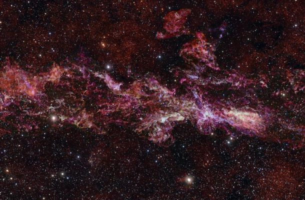 La imatge més gran captada pel telescopi ALMA mostra el gas molecular en el centre de la Via Làctia. Crèdits: ALMA(ESO/NAOJ/NRAO)/S. Longmore et al. Fons: ESO/D. Minniti et al.