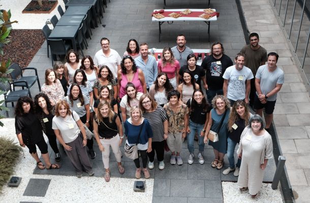 Foto de grupo con el profesorado de la escuela Gabriel Castellà i Raich, personal científico-técnico del ICE-CSIC y personal de la Fundación Bofill. Créditos: ICE-CSIC.