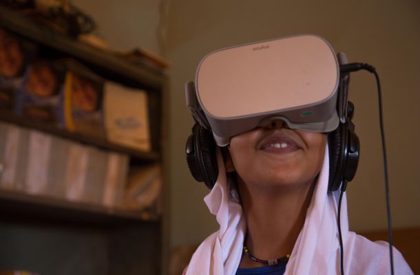 Niña saharaui asistiendo a una experiencia de realidad virtual en el marco de las actividades de GalileoMobile en los campos de refugiados saharauis cerca de Tinduf en 2019. Créditos: GalileoMobile.