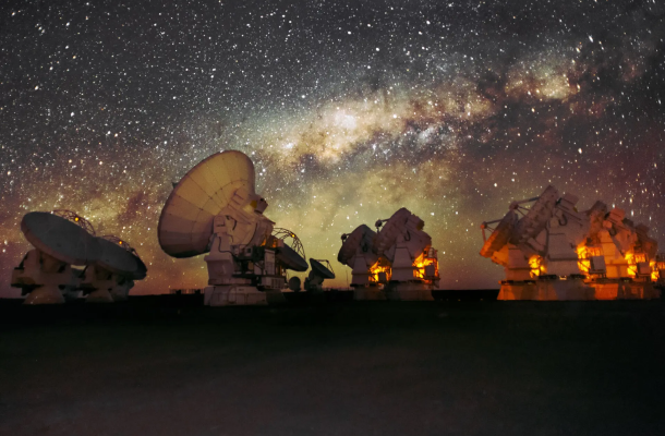 Antenes del telescopi ALMA sota la Via Làctia. Crèdits: Sergio Otárola - ALMA (ESO/NAOJ/NRAO) 