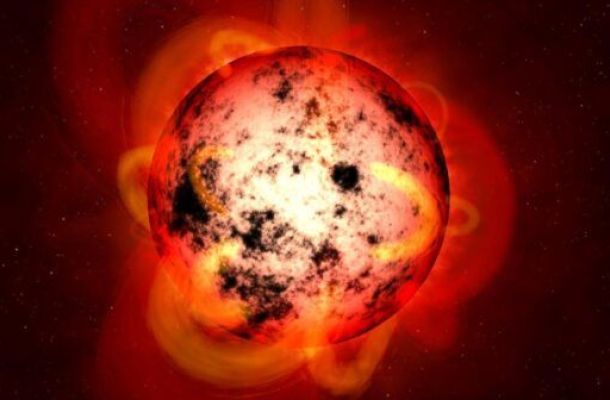 Ilustración de una estrella enana M cubierta de manchas estelares. Versión recortada de la imagen de NASA/ESA/STScI/G. Bacon.