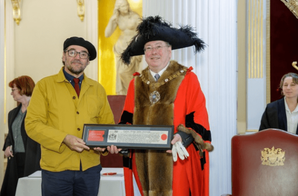 El profesor Enrique Gaztañga (izquierda) recibiendo un premio del profesor y alcalde mayor de Londres Michael Mainelli (derecha). Créditos: Universidad de Portsmouth. 