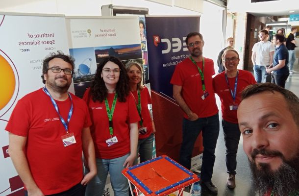 Personal investigador, de comunicación y de la Unidad de Ingeniería Avanzada del ICE-CSIC en el estand del MEMEnginy 2023. 