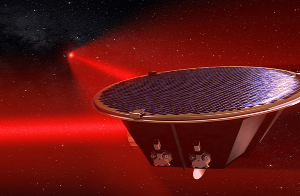 La misión LISA detectará ondas gravitacionales en el espacio mediante tres naves espaciales que volarán en formación triangular. Los láseres disparados entre los satélites, mostrados en este concepto artístico, medirán cómo las ondas gravitacionales alteran sus distancias relativas. Créditos: AEI/MM/Exozet