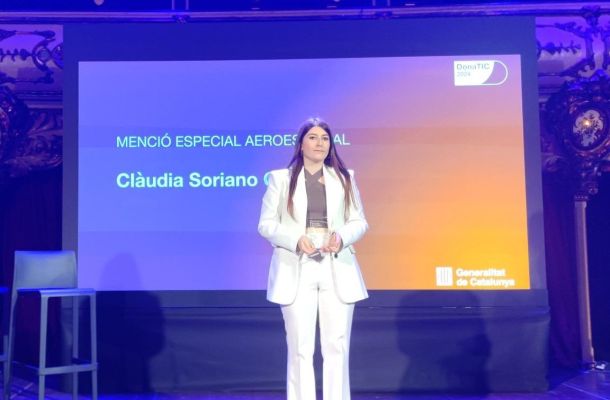 La investigadora Clàudia Soriano recogiendo el premio DonaTIC 2024, mención especial Aeroespacial, el 10 de octubre de 2024 en un acto celebrado en la sala Paloma de Barcelona. Créditos: Generalitat de Catalunya. 