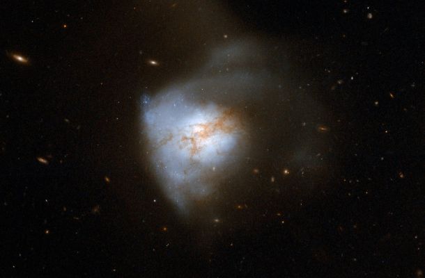 Imatge d'Arp 220. Crèdits: NASA, ESA, the Hubble Heritage Team (STScI/AURA)-ESA/Hubble Collaboration and A. Evans (University of Virginia, Charlottesville/NRAO/Stony Brook University)