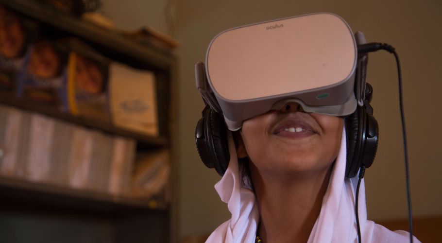 Sahrawi girl attending a VR experience in the framework of the GalileoMobile activities at the Sahrawi Refugee Camps near Tindouf in 2019. Credits: GalileoMobile.