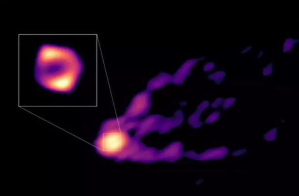 Esta imagen muestra el chorro y la sombra del agujero negro en el centro de la galaxia M87 juntos por primera vez. Créditos: R.-S. Lu (SHAO), E. Ros (MPIfR), S. Dagnello (NRAO/AUI/NSF).