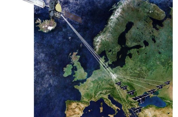 Esquema del concepto GLITTER: las señales transmitidas por los satélites de navegación (GNSS, por ejemplo, GPS) se reflejan en la superficie del planeta y se reciben desde cada uno de los nanosatélites del ‘enjambre’ (grupo de satélites orbitando a poca distancia entre sí). El ICE-CSIC estudiará la combinación adecuada de señales, para operar el enjambre como un solo instrumento, de mejores prestaciones que las actuales misiones GNSS-R.  Créditos: GLITTER Consortium, utilizando imágenes de Copernicus S3A, Galileo.