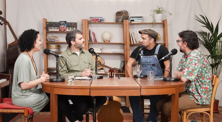 A picture of the recording of a podcast's episode. Sat at a table, from left to right there are: the researcher Nanda Rea, the poet Esteve Plantada, the musician Joan Garriga and the researcher Lluís Galbany.