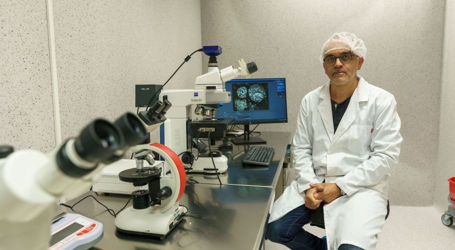 Researcher Josep M. Trigo at the institute's Microscopy Clean Room. 