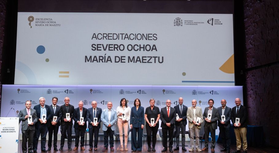 Group picture of institute’s directors accepting the Severo Ochoa and María de Maeztu accreditations, including Diego Torres (third to the right) on behalf of ICE-CSIC, with the Science Minister Diana Morant. Credits: Ministry of Science, Innovation and Universities (MICIU).