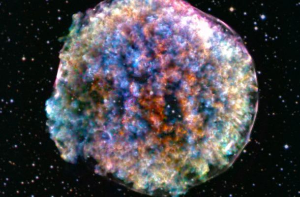 Imatge de la supernova de Tycho a la constel·lació de Cassiopea. Les dades de raigs X de l'observatori Chandra s'han combinat amb una imatge òptica de les estrelles al mateix camp de visió del Digitized Sky Survey. Crèdits: Rayos X: NASA/CXC/RIKEN y GSFC/T. Sato et al.; Óptica: DSS.