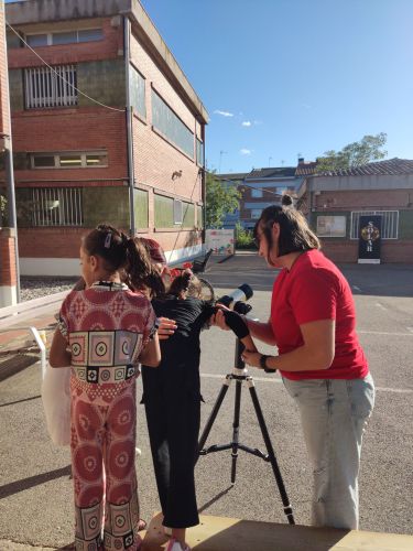 Foto de l'observació solar a l'escola Gabriel Castellà i Raich.